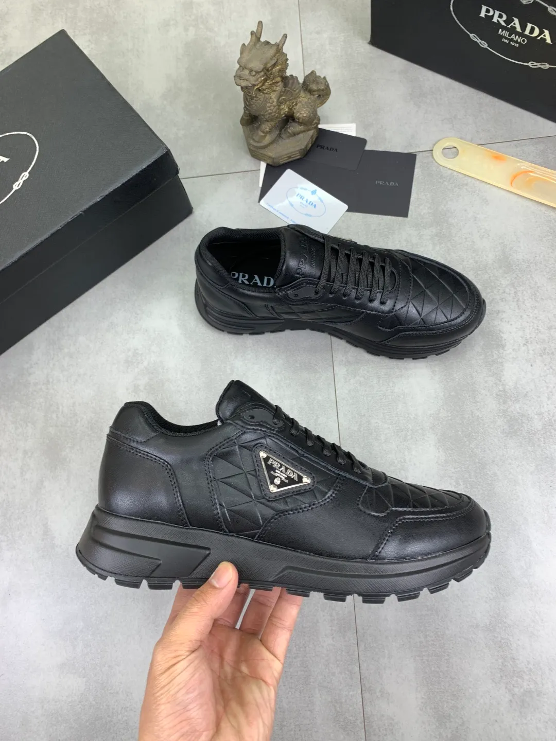 Men's men's shoes 💰P540💰 [New model] popular models are on the official website, 🆘 Trendy brand (Prada) mainly promotes popular models, avant-garde and versatile fashion men's shoes private version mold opening, cowhide surface splicing 1:1 replica... fashionable and simple, original imported cowhide lining cowhide feet; the atmosphere and personality are more fashionable, eye-catching and pursuing class. It will subvert the old idea and be a must-have for fashion trendsetters with you! Must keep it for yourself! Tall and comfortable, large and low, high-end quality workmanship. Code number: 38-44; 2 colors available.